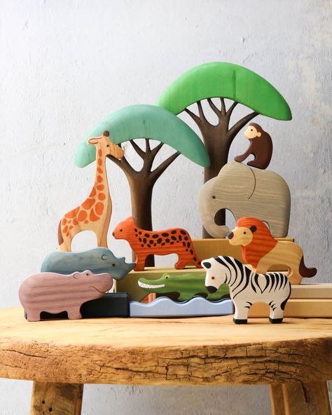 Wooden Animals Toys, Diy Wood Animals, Wooden Animal Figurines, Safari Toys, Odin Parker, Zoo Toys, Making Wooden Toys, Wooden Figures, Wooden Bear