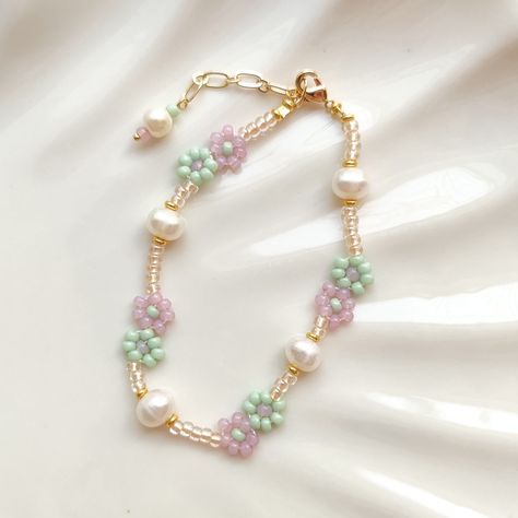 Pearl Bracelet Ideas, Flower Pearl Bracelet, Beaded Bracelet Diy, Beaded Daisy, Clay Bead Necklace, Gift Idea For Women, Christian Bracelets, Green Beaded Bracelets, Preppy Jewelry