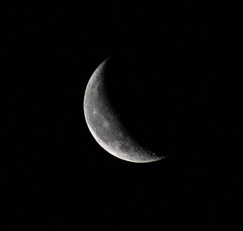 Waning Crescent Moon | This mornings stunning waning Moon ;0) Warning Crescent Moon, Waning Crescent Tattoo, Cresent Moon Pics Aesthetic, Waning Crescent Moon Aesthetic, Waning Crescent Moon Wallpaper, Waning Crescent Moon Tattoo, Moon Drawings Aesthetic, Gphi Graphics, Crescent Moon Aesthetic