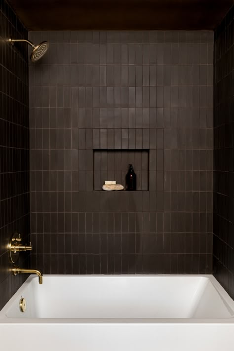 Bad Inspiration, Black Tiles, Bathroom Inspo, Painted Ceiling, Bathroom Renos, Bath Tub, Kids' Bathroom, Subway Tile, Guest Bathroom