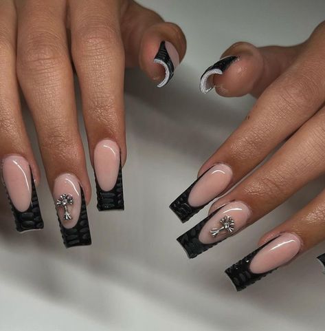 Black Textured French Tip Nails, Crocodile Texture Nails, Short Black Croc Nails, Black Design French Tip Nails, Black French Crocodile Nails, Black French Tip Nails Crocodile, Crocodile French Tip Acrylic Nails, Black Nails Chrome Heart, Black 3d Chrome Nails