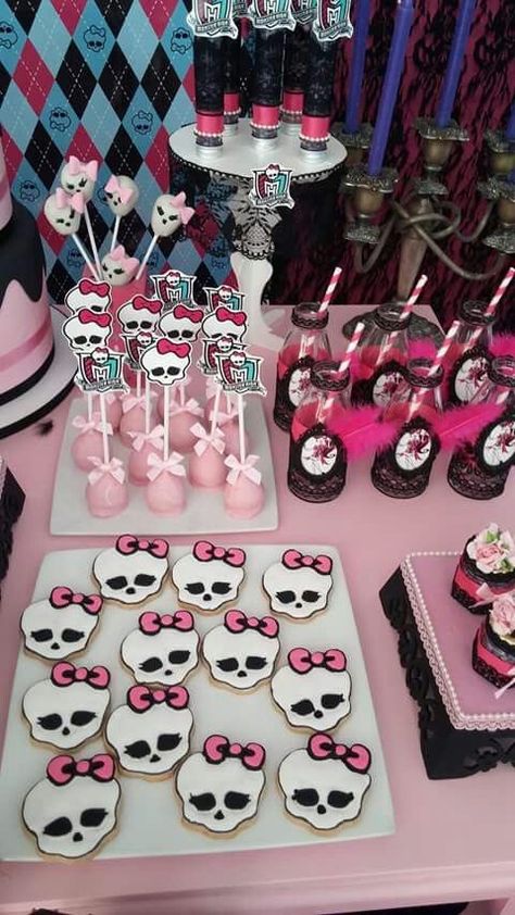 Draculaura Birthday Party, Draculaura Birthday, Draculaura Sweet 1600, Monster High Food, Monster High Party Ideas, Birthday Looks, Monster High Cake, Monster High Birthday Party, Monster High Party