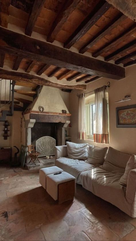 Italian Countryside House Interior, Rustic Italian Living Room, Interior Design Cottagecore, Countryside Interior Design, Old Italian House Interior, Italian Home Interior, Italian Bedroom Aesthetic, Italian Homes Interiors, Italian House Interior