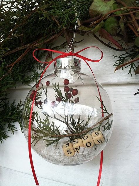 25 DIY Crafts Featuring The Simple Christmas Ball Ornament Jul Diy, Kerajinan Diy, Rustic Christmas Ornaments, Diy Christmas Ornament, God Jul, Easy Christmas Diy, Christmas Ornaments Homemade, Tree Ideas, Noel Christmas