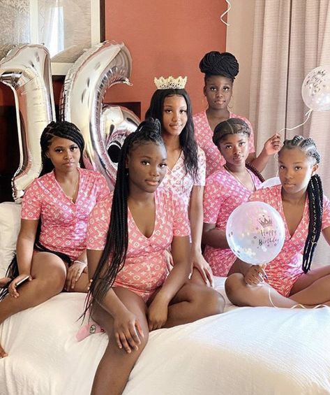 Cousin Sleepover, Gang Pics, Pajama Party Outfit, Black Besties, Sleepover Aesthetic, Squad Goals Black, Sleepover Room, Ryan Destiny, Girls Slumber Party