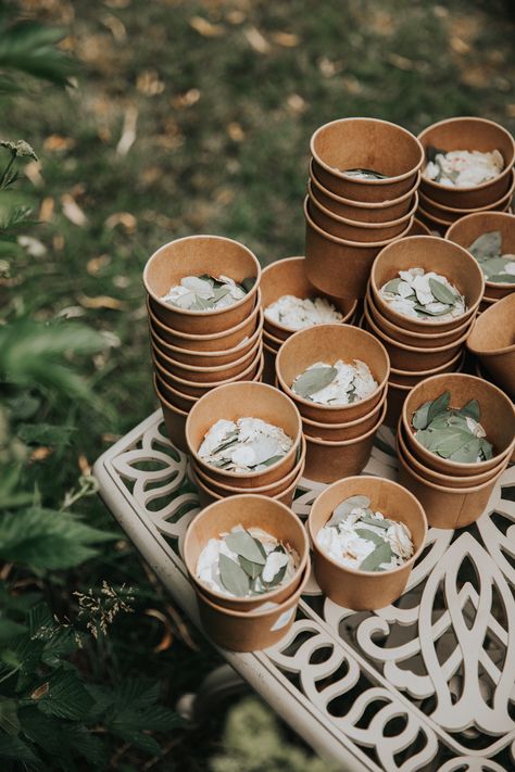 Wedding Confetti Holder Ideas, Wedding Confetti Holder, Confetti Cups, Extra Wedding, Confetti Bars, Welcome Table, Petal Confetti, Flower Cup, Wedding Cups