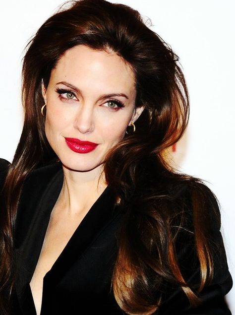 Angelina with red lips Angelina Jolie Hair, Angelina Jolie Makeup, Celebrity Beauty Secrets, Long Layered Haircuts, Trendy Haircuts, Long Layered Hair, Jessica Chastain, Zuhair Murad, Haircuts With Bangs