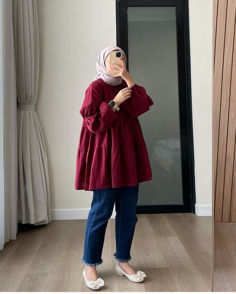 Simple Kurta With Jeans, Hijabi Tops, Hijab Outfit Jeans, Shirts Design For Girls Pakistani, Casual Pullover Outfit, Styles Hijab, Modest Dressing, Shirt Design For Girls, Uni Style