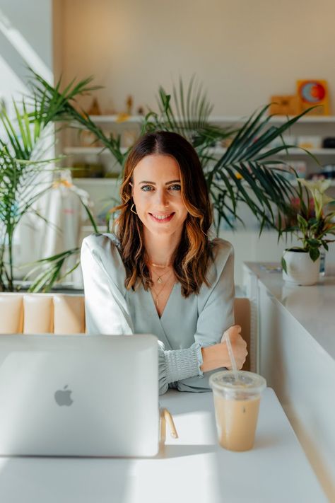 Counselor Photoshoot Ideas, Psychologist Photoshoot, Branding Photoshoot Inspiration Outdoors, Therapist Photoshoot Ideas, Wellness Consultant, Office Photoshoot, Work Photoshoot, Health Coach Branding, Work Portrait