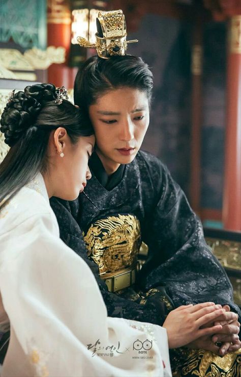 Lee joon gi and IU as Prince Wang so and Hae soo ❤ Moon Lovers Drama, Moon Lovers Scarlet Heart Ryeo, Moorim School, Scarlet Heart Ryeo, Gu Family Books, Wang So, Big Bang Top, W Two Worlds, G-dragon