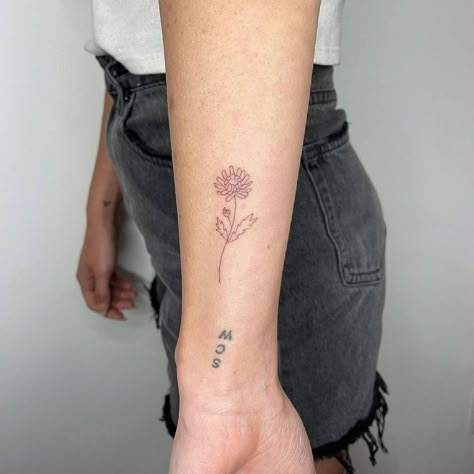 Chrysanthemum Tattoo Dainty, One Line Chrysanthemum Tattoo, Chrysanthemum Wrist Tattoo, Chrysanthemum Small Tattoo, Delicate Chrysanthemum Tattoo, Chrisantemum Flower Tattoo Small, Crysthanamum Tattoo Simple, Chrysanthemum Tattoo With Name, Minimalist Chrysanthemum Tattoo