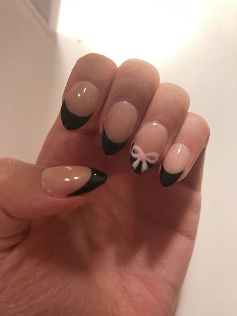 Latest Summer Makeup Trends and Bow Nail Art Designs for 2024 Round Summer Nails Acrylic, Grad Nail Inspo Almond, How To Draw Bow On Nails, Small Nail Inspo Aesthetic, French Manicure With Bow, Cute Bow Nails Almond, Bow Short Nails, Simple Almond Nail Ideas, Easy Coquette Nails