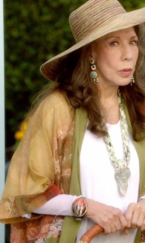 Frankie Clothing, Frankie Bergstein, Wardrobe Images, Grace And Frankie, Lily Tomlin, Clothes Wardrobe, Over 60 Fashion, Boho Style Outfits, Advanced Style