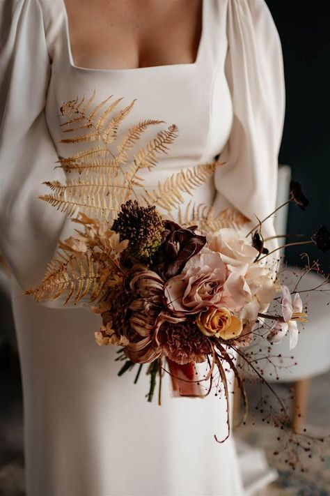 Bride holding an autumnal wedding bouquet with neutral flowers, orange tones and dried grass Humanist Wedding Ceremony, Brown Wedding Themes, Autumn Wedding Flowers, Rustic Autumn Wedding, Flower Cloud, Modern Bouquet, Autumnal Wedding, Dried Flowers Wedding, Summer Wedding Bouquets