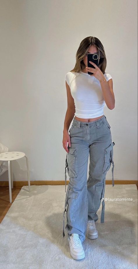 Pakaian Hipster, Grey Cargo Pants, Mode Zara, Neue Outfits, Tomboy Outfits, Simple Trendy Outfits, Mode Inspo, Cute Everyday Outfits, Really Cute Outfits