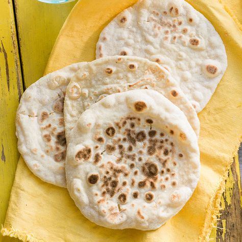 Healthy Flatbread Recipes, Yogurt Flatbread, Healthy Flatbread, Flatbread Dough, 2 Ingredient Recipes, Naan Recipe, Flatbread Recipes, Health Dinner, Naan Bread