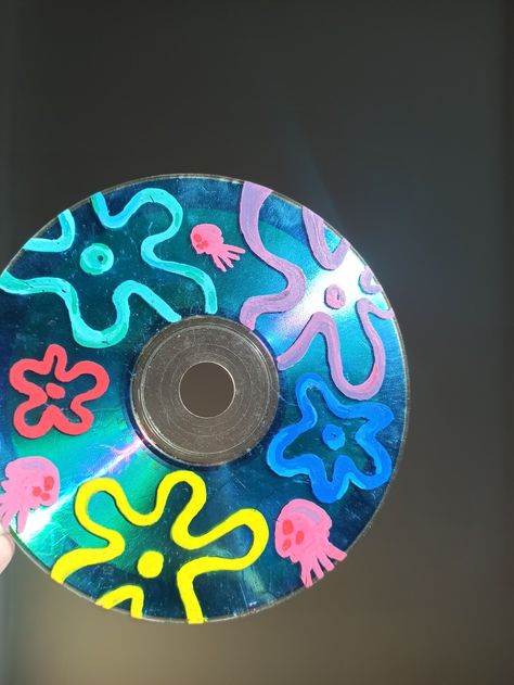 Clear Disc Painting Ideas, Paint On Disk, Disc Diy Ideas, Dvd Ideas Diy, Painted Cds Grunge, Drawing On Disk, Dvd Decoration, Cd Disk Art, Disk Painting Ideas