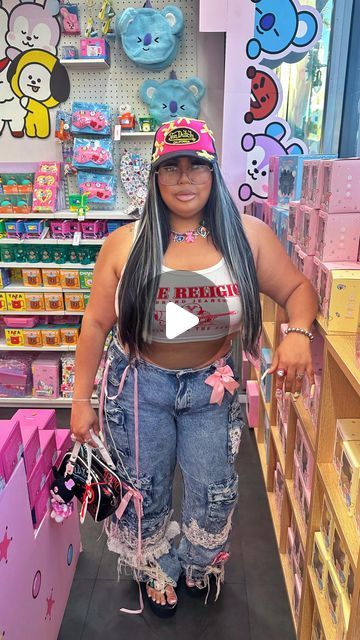 Jean Concert Outfit, Trailride Outfits, Embellished Jeans Diy, Diy Lace Jeans, Nicki Concert, Custom Jeans Diy, Denim Diy Clothes, Sew Ideas, E6000 Glue