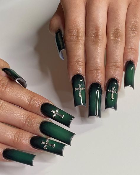 Lizbeth✨ (@_nails.byliz_) • Instagram photos and videos Hunters Green Nails, Black And Forest Green Nails, Dark Green Aesthetic Nails, Black And Green Nails Acrylic, Hunter Green Nails Acrylic, Green And Black Nail Designs, Green Swirl Nail, Long Green Nails, Moss Green Nails