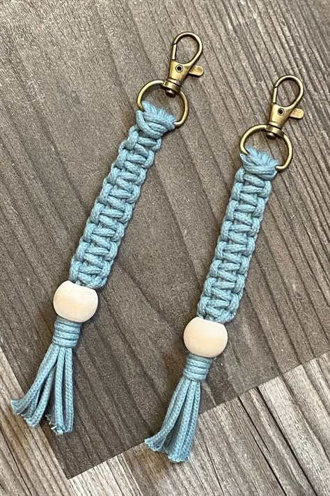 Key Chains Diy Handmade, Tassen Hanger, Pola Macrame, Art Macramé, Rope Projects, Macrame Bracelet Patterns, Keychain Craft, Macrame Keychain, Bead Charms Diy