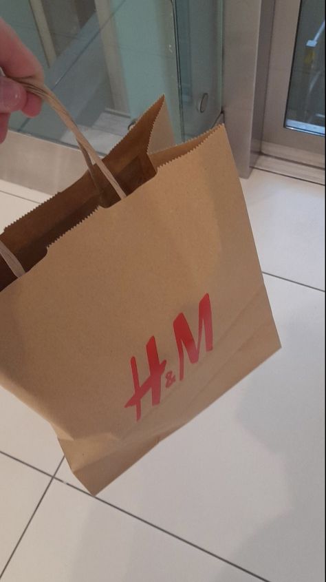 H&m Paper Bag Aesthetic, H&m Instagram Story, H And M Bags, H&m Bag Snap, Market Snapchat Stories, H&m Photoshoot, Shopping Pictures Bags, H And M Snap, H And M Aesthetic