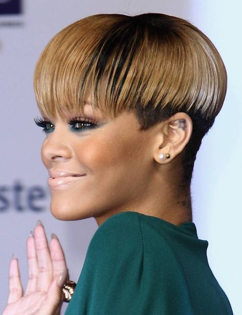 coupe-afro-femme-cheveux-courts-undercut-coupe-Rihanna Razor Cut Hairstyles, Mushroom Haircut, Short Black Haircuts, Razor Cut Hair, Razored Haircuts, Short Hair Styles African American, Rihanna Hairstyles, Edgy Haircuts, Cut Hairstyles