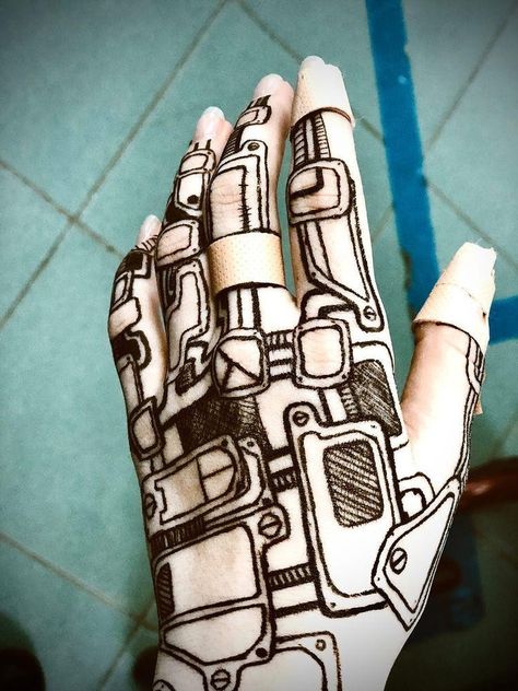 this is a drawing made on a hand, depicting robot parts as if the hand would be one of a robot's Robot Hand Drawing On Hand, Robot Hand Drawing, Things To Draw On Your Arm, Arm Doodles, Fake Skin Tattoo, Funny Bases, Taboo Tattoo, Arm Drawing, Robot Hand