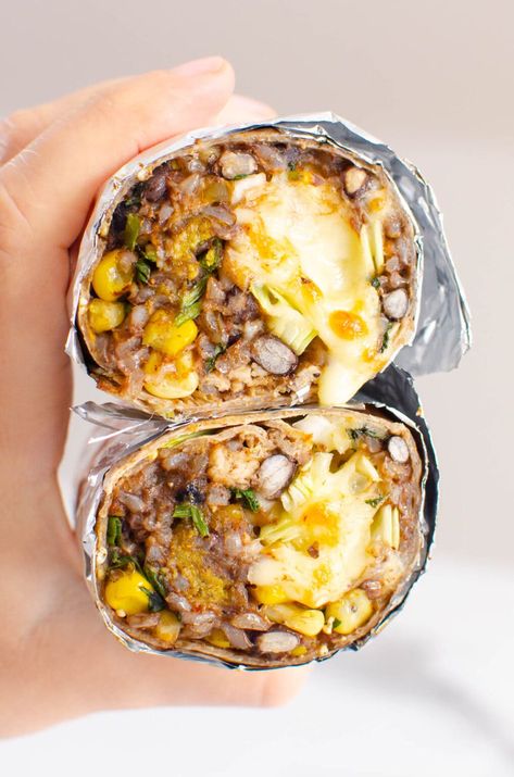 Chicken Burrito Recipe for busy people! Meal prep 17 chicken burritos in an hour on the stove or in Instant Pot and freeze for later. Or turn chicken burrito into a low carb burrito bowl. Low Carb Burrito Bowl, Low Carb Burrito, Burritos Chicken, Chicken Burrito Recipe, Burrito Recipe Chicken, Healthy Family Recipes, Healthy Treats Recipes, Advocare Recipes, Burrito Recipe