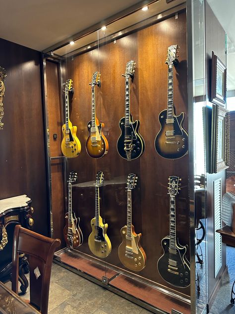 Guitar Collection Room, Guitar Wall Stand, Guitar Display Wall, Small Attic Room, Guitar Display Case, Music Room Wall, Music Room Design, Guitar Storage, Guitar Display