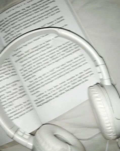 I listen to music while reading!💗 Vanilla Wallpaper Aesthetic, Clean Phone, Girl Themes, Images Esthétiques, Beige Aesthetic, Pinterest Girls, Book Girl, Clean Girl, Girl Wallpaper