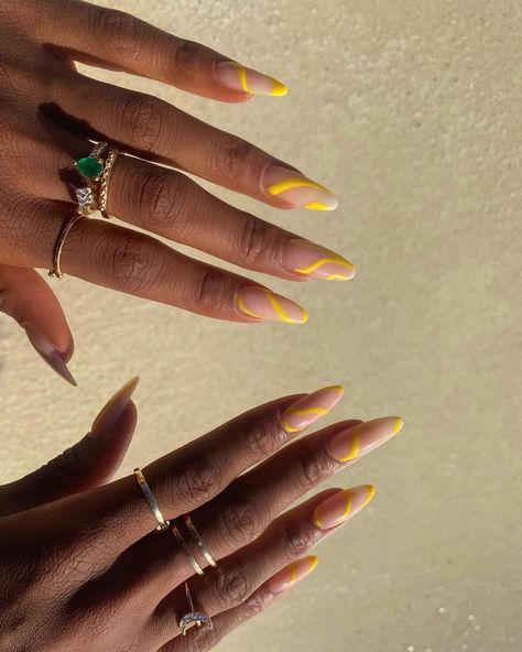 Mariama Diallo, Palm Nails, Colors Nails, Yellow Nails Design, Different Nail Shapes, Minimalist Nail Art, Almond Acrylic Nails, Ideas Nails, Short Acrylic Nails Designs