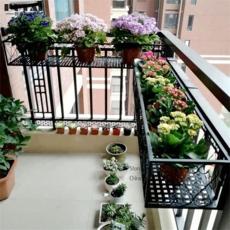 Klein Balkon Decor, Apartment Balcony Garden, Tanaman Pot, Balcony Grill Design, Small Balcony Garden, Terrace Decor, Balcony Flowers, Small Balcony Design, Balcony Plants