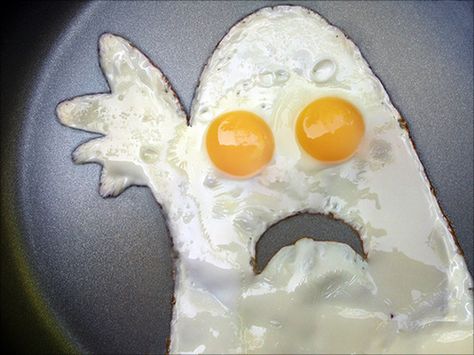 ghostie eggs Halloween Eggs, Telur Goreng, Breakfast Around The World, Scary Food, Halloween Breakfast, Ghost Crafts, Huevos Fritos, Snacks Für Party, A Ghost