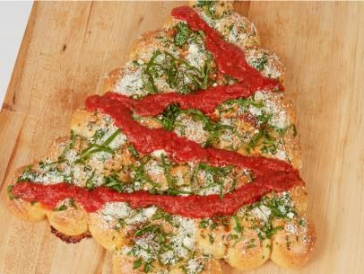 Tree Pull Apart Bread, Festive Christmas Appetizers, Christmas Tree Pull Apart Bread, Pizza Christmas, Bread Pull Apart Recipes, Festive Appetizers, Bread Food, Meat Appetizers, Food Network Canada