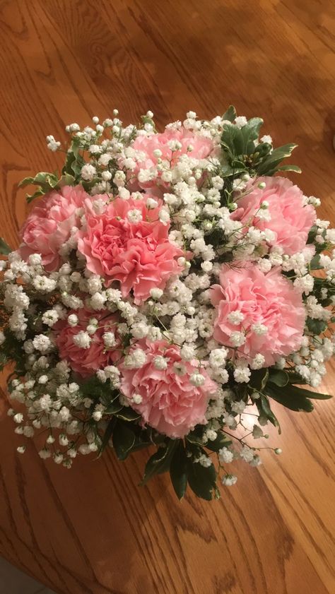 Carnations and baby's breath Bouquets Of Flowers Prom, Baby Breathe Flowers, Carnation Flower Centerpieces, Bouquet Of Flowers Carnation, Carnation Flower Decoration, Different Types Of Flowers For Bouquet, Flowers Carnations Bouquet, Wedding Flowers With Carnations, Carnations For Wedding