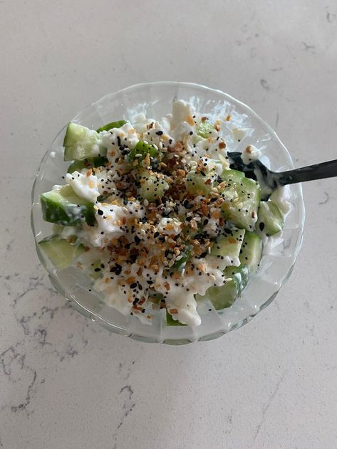 Cottage cheese with cucumbers Cucumber Cottage Cheese, Creamy Broccoli Salad, Cottage Cheese Salad, Cottage Cheese Snack, Plant Based Soups, Cottage Cheese Recipes, Points Recipes, Cucumber Recipes Salad, Cucumber Recipes