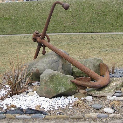 Nautical Yard Landscaping, Seaside Themed Garden, Nautical Garden Ideas, Caravan Garden, Nautical Landscaping, Rusty Anchor, Beach Theme Garden, Boat Garden, Garden Sail