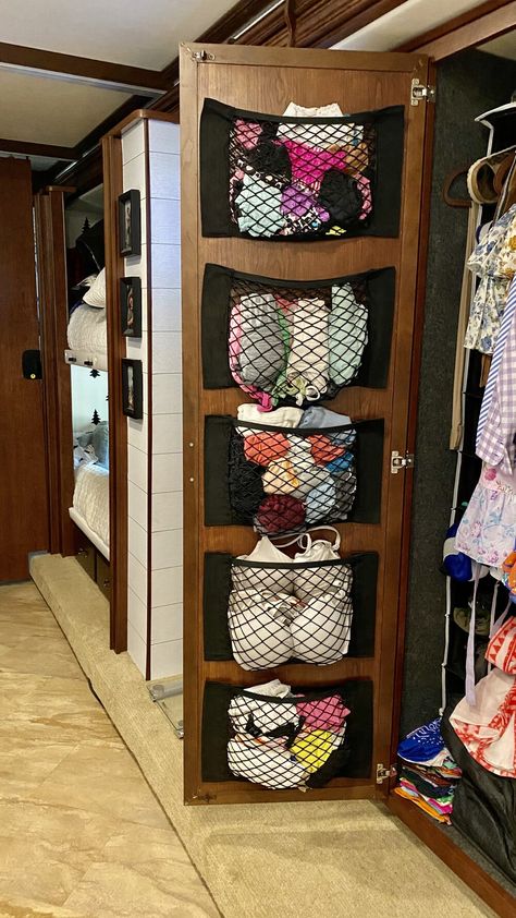 Rangement Caravaning, Camper Storage Ideas Travel Trailers, Camper Organization Rv Living, Camper Organization Travel Trailers, Bedroom Organization Ideas, Rv Bedroom, Rv Interior Remodel, Camper Interior Design, Camper Trailer Remodel