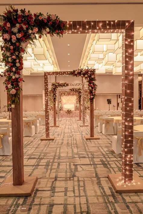 Wedding Hall Entry Decoration, Wedding Palace Decoration, Engagement Themes Decor Indoor, Wedding Hall Decorations Indian, Wedding Decor Videos, Wedding Hall Entrance Decorations, Wedding Backdrop Design Backgrounds, Wedding Pathway Decor, Wedding Reception Stage Decorations Backdrops