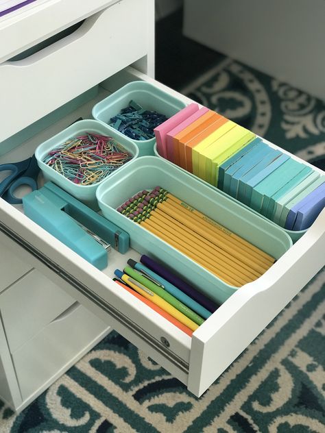 Teacher Desk Organization, Desk Organization Ideas, Declutter And Organize, Room Organisation, How To Declutter, Teacher Desk, Study Room Decor, Organize Declutter, Home Office Organization