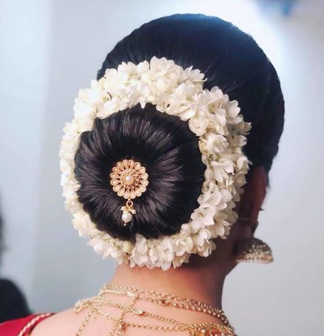 Hairstyle Juda, Hairstyles Juda, Hair Style On Saree, Sophisticated Hairstyles, Wedding Bun Hairstyles, Bridal Bun, Bridal Hair Buns, Braided Bun Hairstyles, Indian Bride Hairstyle