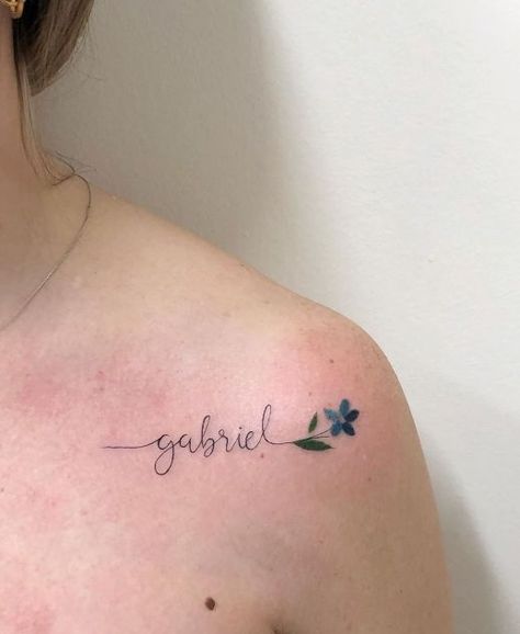 Nombre: Gabriel y flores por LCjunior Tattoo - Tatuajes para Mujeres Small Name Tattoo, Name Tattoo On Hand, Name Tattoos For Moms, Tattoo For Baby Girl, Name Tattoos On Wrist, Tato Dada, Small Girly Tattoos, Writing Tattoos, Tattoo For Son