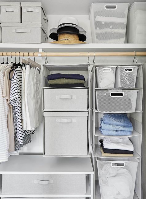 Just because you're a renter doesn't mean you can't tame the chaos in your closet. #Roundup, #closet, #apartment, #Renter, #rental, #renter-friendly, #organization, #clothing, #storage, #cleaning, #featured, #How-To, #DIY Organized Ideas, Apartment Closet Organization, Ideas Armario, Small Closet Organization Bedroom, Organiser Son Dressing, Closet Small Bedroom, Organizar Closet, Organized Closet, Closet Hacks