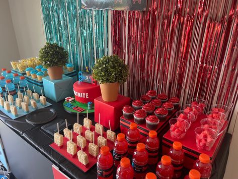 #boysbirthdaycakes #nintendoswitch #birthdaypartyideas #nintendoswitchparty #fortnite #kidsbirthdayparty Nintendo Switch Party Food, Nintendo Switch Party Decorations, Nintendo Party Decorations, Switch Party Ideas, Nintendo Birthday Party Ideas, Switch Birthday Party Ideas, Gaming Party Ideas Boys, Nintendo Switch Birthday Party, Nintendo Switch Birthday Party Ideas