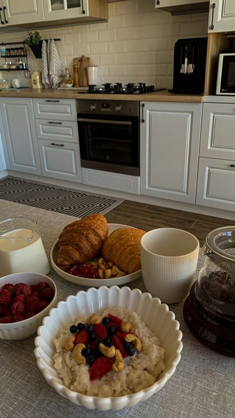 Breakfast Outside Aesthetic, Rainy Breakfast, Morning Breakfast Aesthetic, Victoria Aesthetic, England Breakfast, Breakfast Photos, Comforting Breakfast, Early Breakfast, Hospital Food