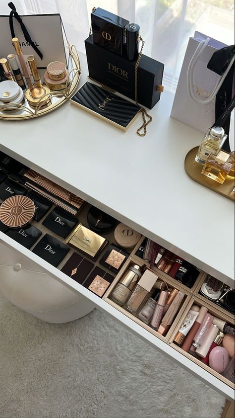 Luxury Makeup Vanity, Rangement Makeup, Wallpaper Iphone Lucu, التصميم الخارجي للمنزل, Vanity Organization, غرفة ملابس, Luxury Lifestyle Dreams, Makeup Room, Dream Apartment