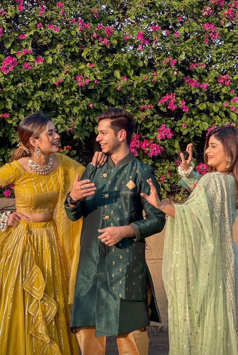 Brother Sister Poses, Sisters Photoshoot Poses, Indian Wedding Poses, Sister Poses, Sisters Photoshoot, Indian Bride Outfits, Indian Wedding Photography Poses, Bff Photoshoot Poses, Desi Fashion Casual