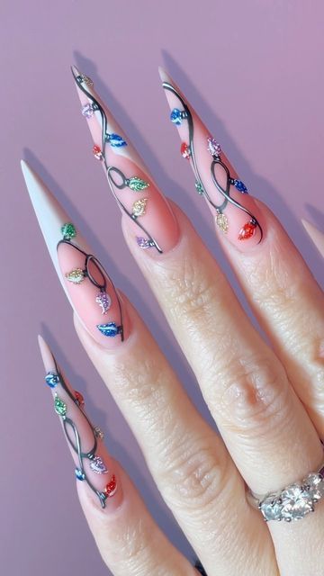 Christmas Stellio Nails, Christmas Nail Designs Stiletto, Stiletto Christmas Nails Designs, Christmas Stilleto Nails Designs, Pointy Christmas Nails, Holiday Nails Stiletto, Christmas Nails Stilleto Shape, Stiletto Nail Art Winter, Christmas Stiletto Nails Designs