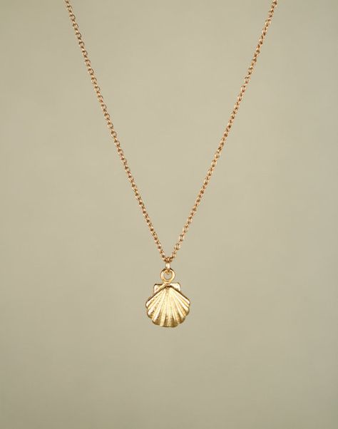 This marvellous seashell necklace. | 17 Tiny Necklaces That Are Too Cute To Function Tiny Gold Necklace, Tiny Necklace, Seashell Necklace, Stil Inspiration, Jewelry Lookbook, Shell Necklace, Cute Necklace, Girly Jewelry, Shell Necklaces