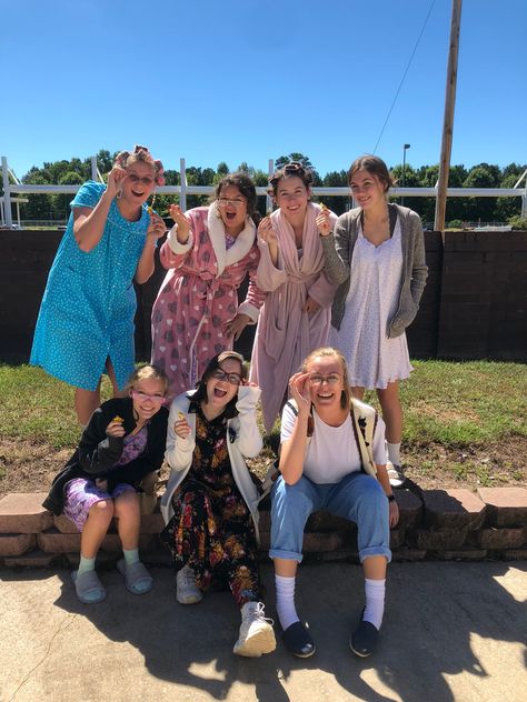 Senior Citizens day look Senior Dress Up Days Ideas, Senior Citizen Day Spirit Week Dress Up, Old Person Spirit Week, Senior Day Outfits, Grandma Outfit Spirit Week, Senior Citizen Day Spirit Week Outfits, Generations Day Spirit Week, Senior Citizen Costume Spirit Week, Senior Citizen Outfit